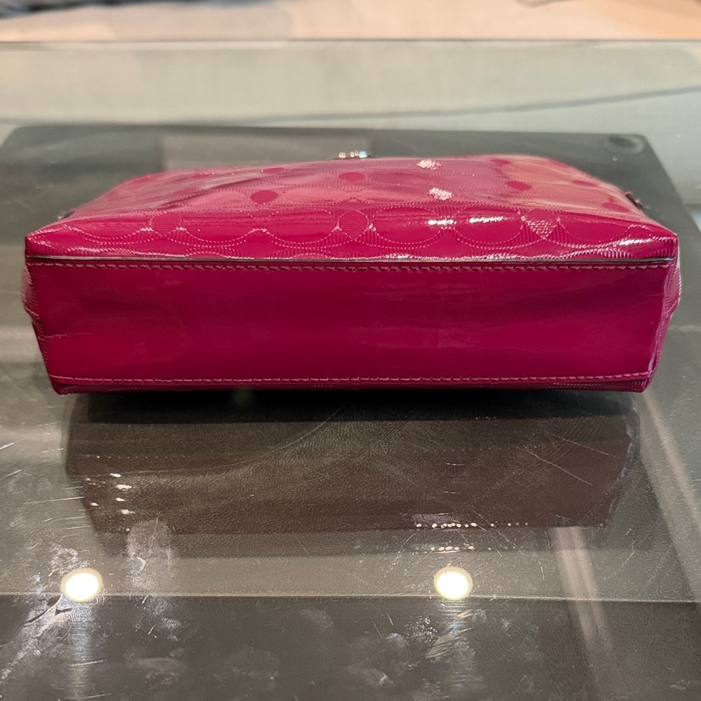 LIKE NEW - Coach Signature Embossed Fuchsia Make Up Cosmetic Travel Bag Case - Picture 3 of 8